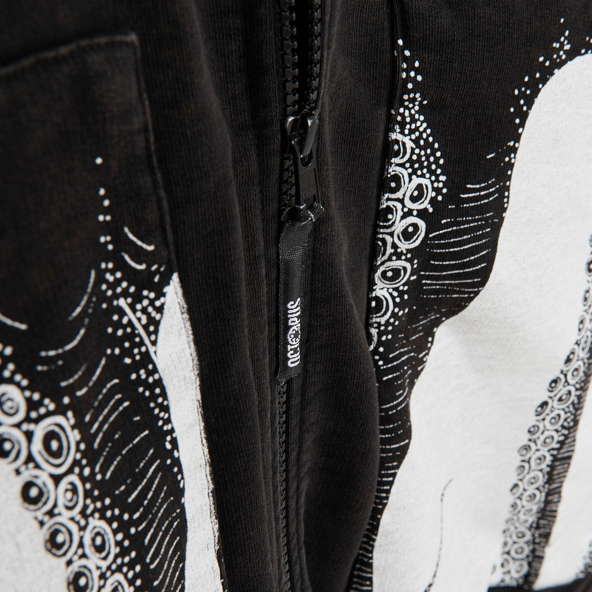 OCTOPUS POCKET ZIP HOOD BLACK